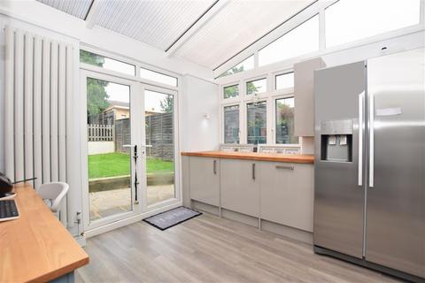 23 Hatch Gardens, Tadworth, KT20 5LE