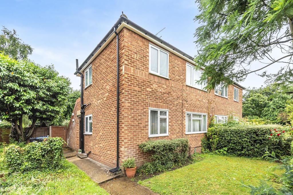 Royston Avenue, Byfleet, KT14 2 bed £295,000