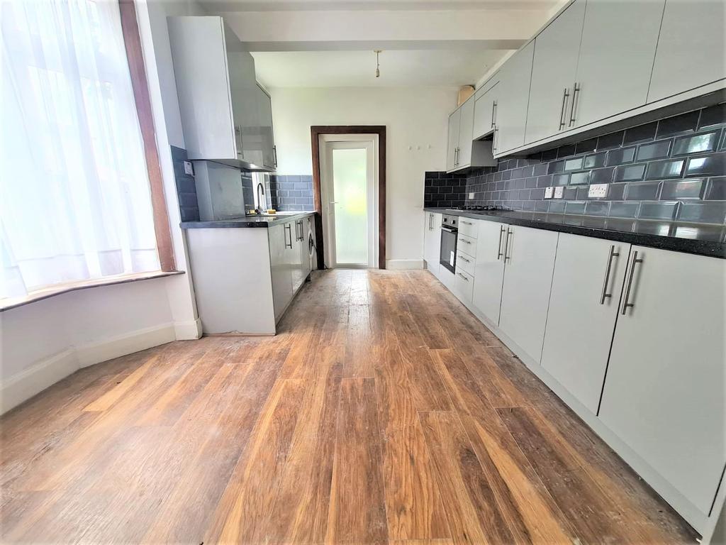 Regina Road, Southall, Greater London, UB2 5 bed terraced house £