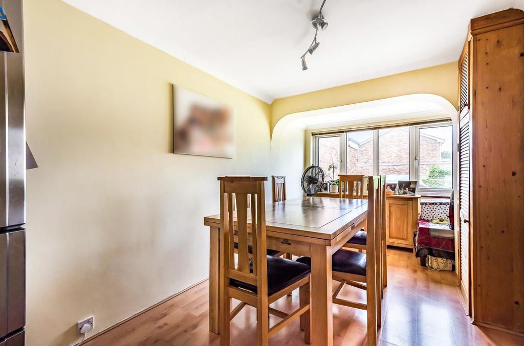 Clare Gardens, Petersfield, GU31 3 bed terraced house £375,000