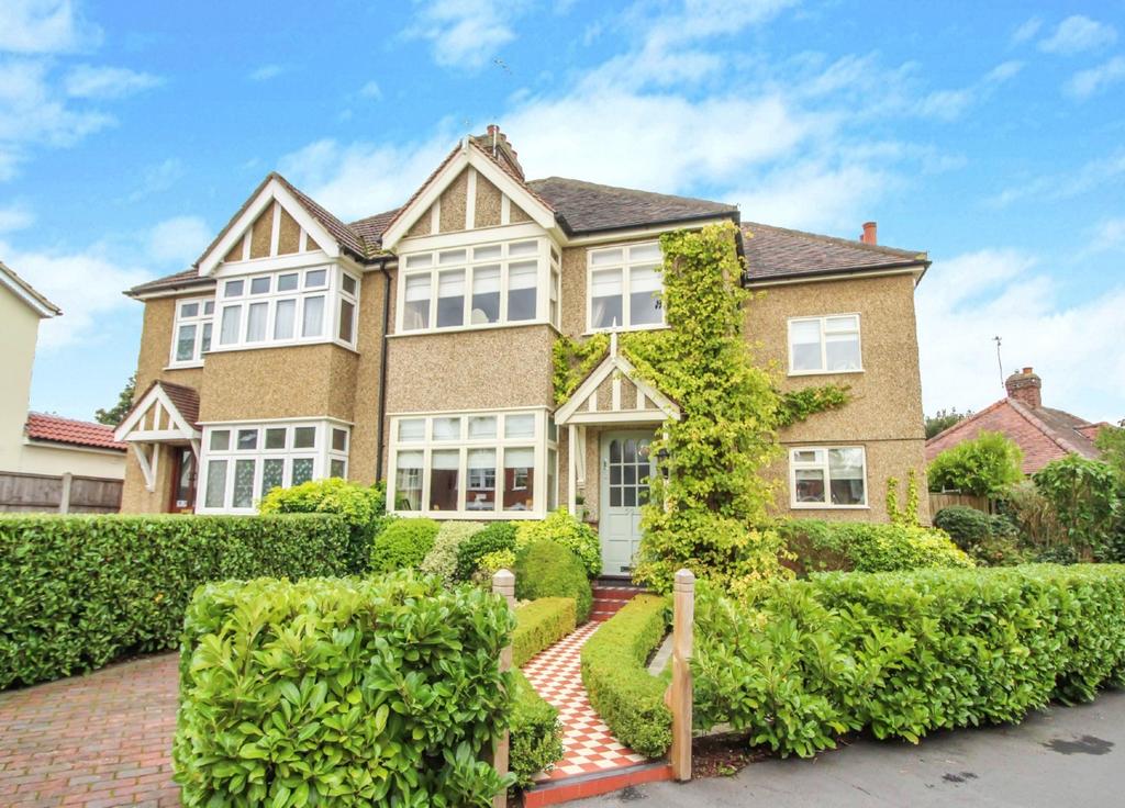 Robin Hood Road, Brentwood, CM15 3 bed semidetached house £625,000