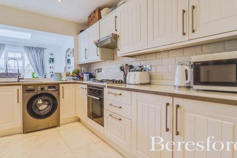 41 Knights Way, Brentwood, CM13 2BA