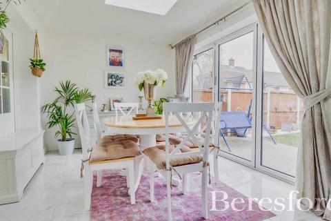 41 Knights Way, Brentwood, CM13 2BA