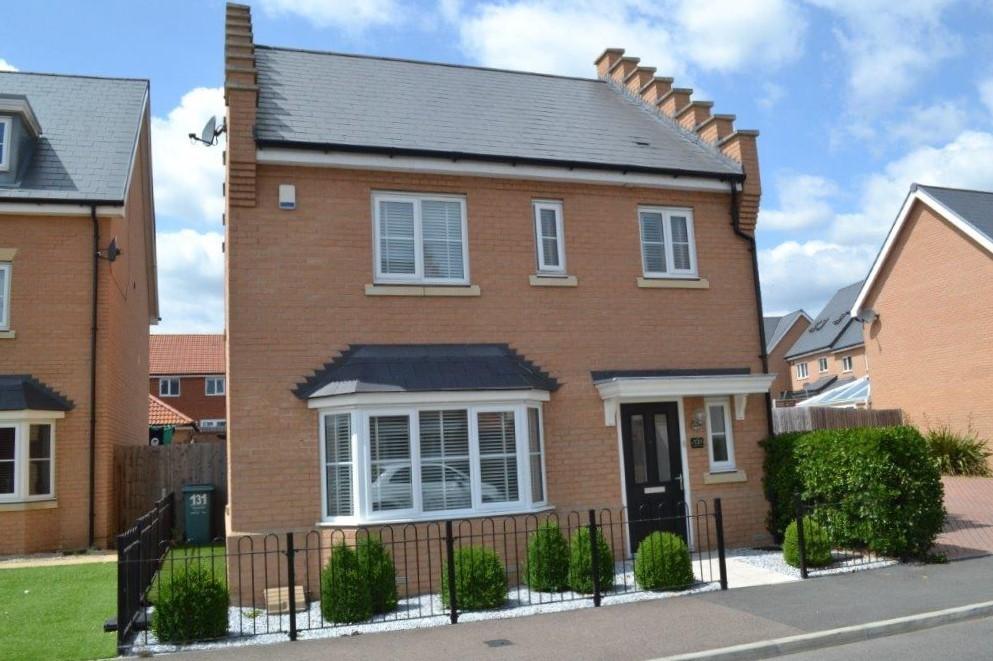 School Avenue, Laindon, SS15 3 bed detached house £410,000