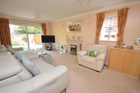 10 Sydenham Close, Romford, RM1 4HN