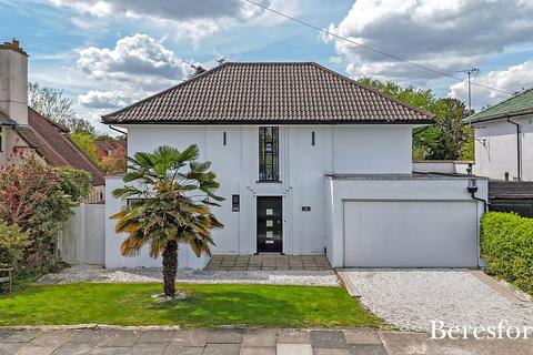 62 Heath Drive, Romford, RM2 5QR