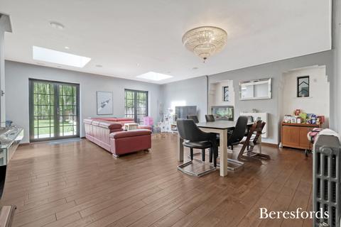 62 Heath Drive, Romford, RM2 5QR
