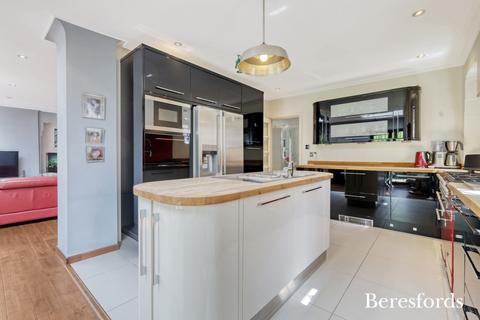 62 Heath Drive, Romford, RM2 5QR