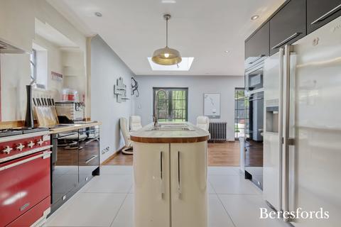 62 Heath Drive, Romford, RM2 5QR