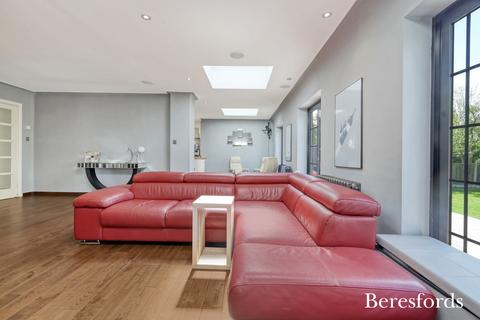 62 Heath Drive, Romford, RM2 5QR