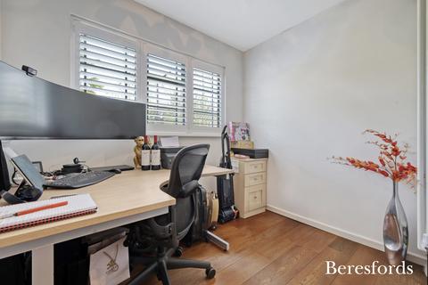 62 Heath Drive, Romford, RM2 5QR