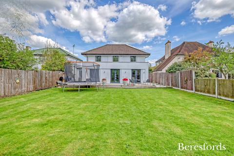 62 Heath Drive, Romford, RM2 5QR