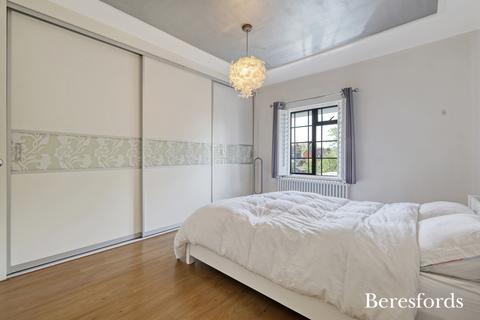 62 Heath Drive, Romford, RM2 5QR