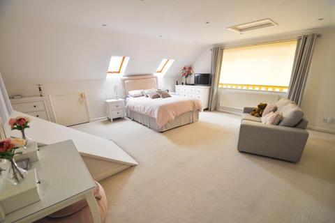 13 Spingate Close, Hornchurch, RM12 6SW