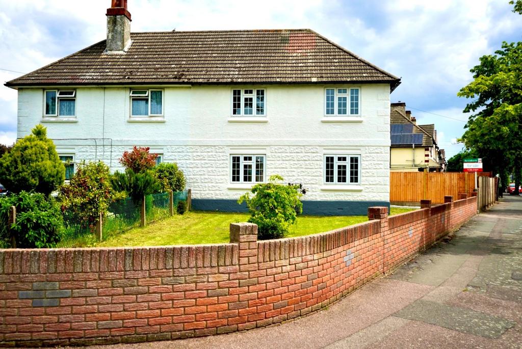 Suttons Avenue, Hornchurch, RM12 3 bed semi-detached house - £525,000