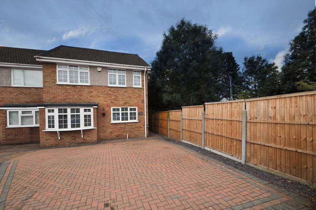 Courage Close, Hornchurch, RM11 3 bed semidetached house £425,000