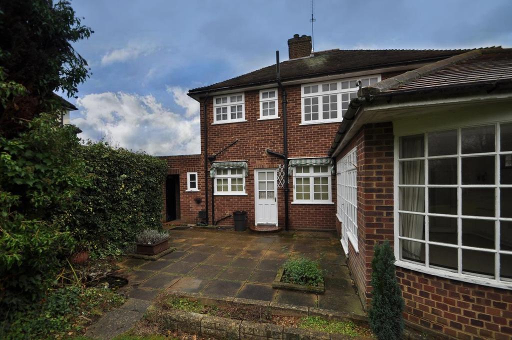 Nelmes Crescent, Hornchurch, RM11 3 bed detached house £850,000