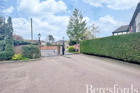 7 Ridgemont Place, Hornchurch, RM11 3LQ