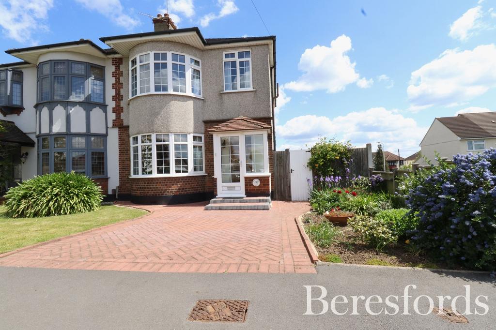 Ravenscourt Grove, Hornchurch, RM12 3 bed semidetached house £525,000