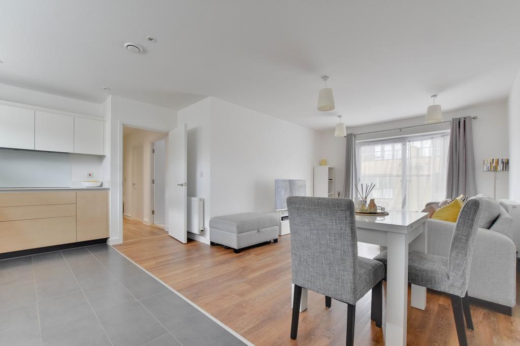 Charlock Close, Harold Wood, RM3 2 bed duplex £325,000