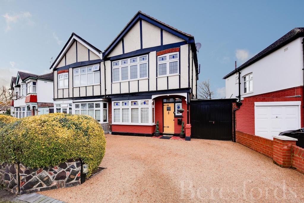 Masefield Crescent, Harold Hill, RM3 3 bed semidetached house £425,000