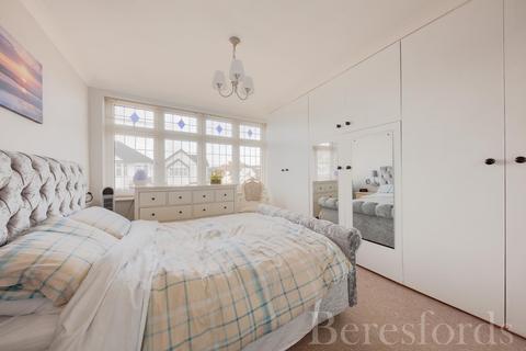 10 Masefield Crescent, Romford, RM3 7PL