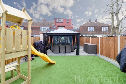 5 Ruskin Gardens, Romford, RM3 7BE