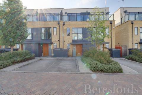 8 Ashflower Drive, Romford, RM3 0FL