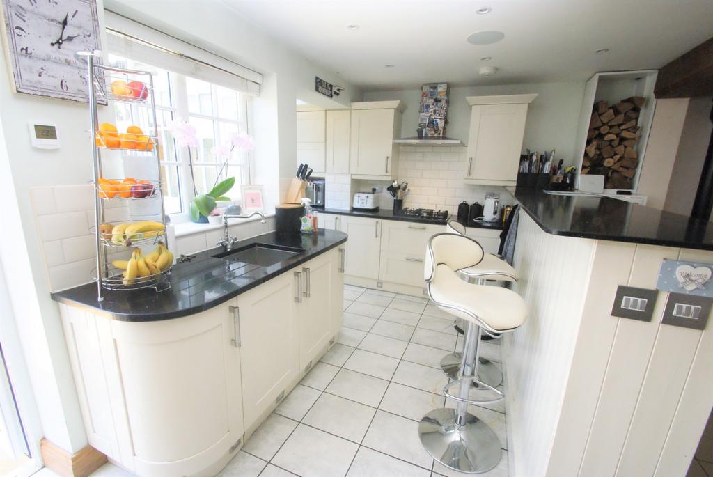 Mountney Close, Ingatestone, CM4 4 bed semidetached house £400,000