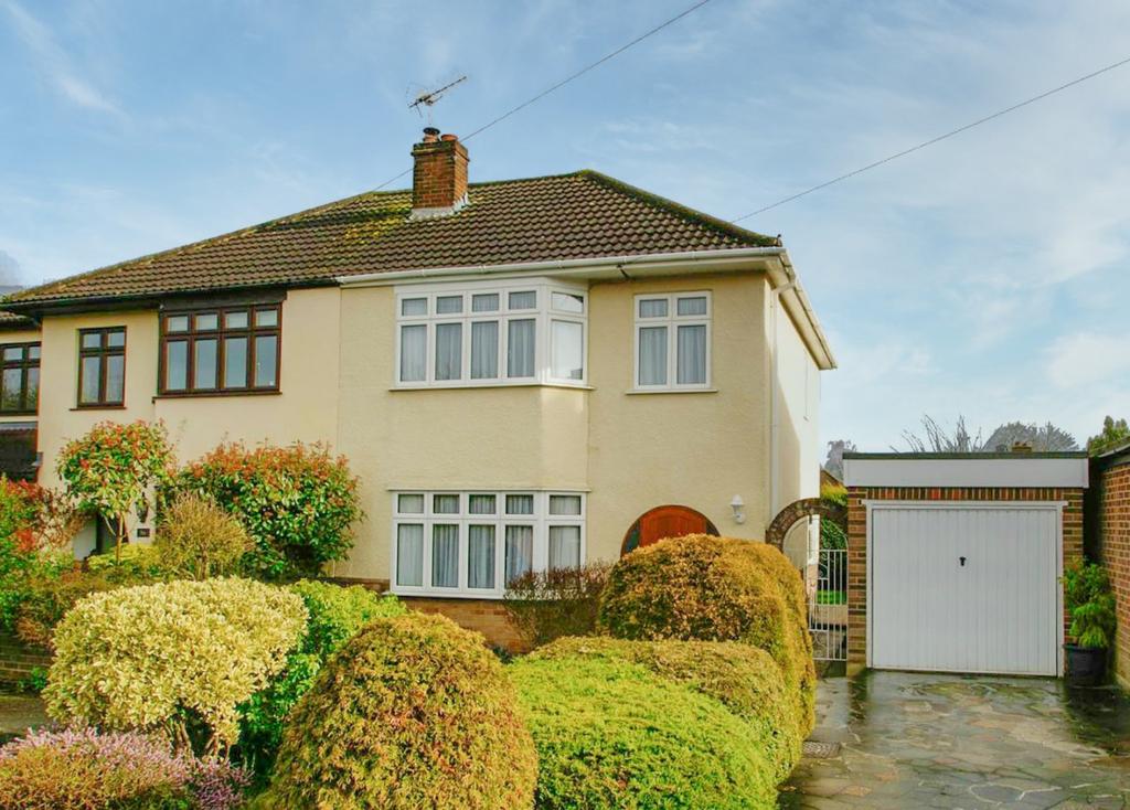Ridgeway, Ingatestone, CM4 3 bed semidetached house £500,000