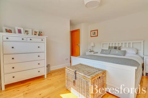 98 Hutton Drive, Hutton, Brentwood, CM13 1QN