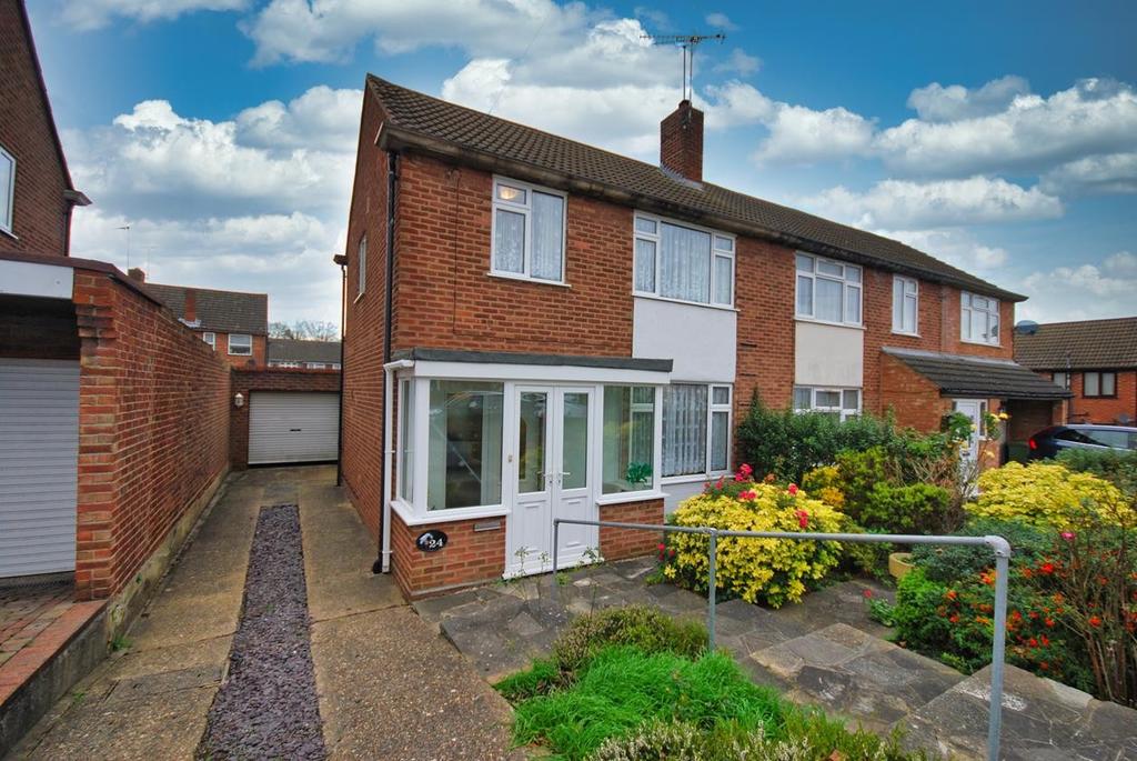 Pinewood Way, Hutton, CM13 3 bed semidetached house £400,000