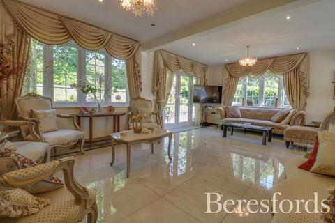 Greenloaning, 8 Herington Grove, Hutton, Brentwood, CM13 2NN