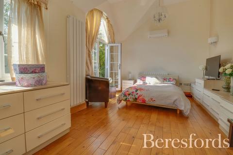 Greenloaning, 8 Herington Grove, Hutton, Brentwood, CM13 2NN