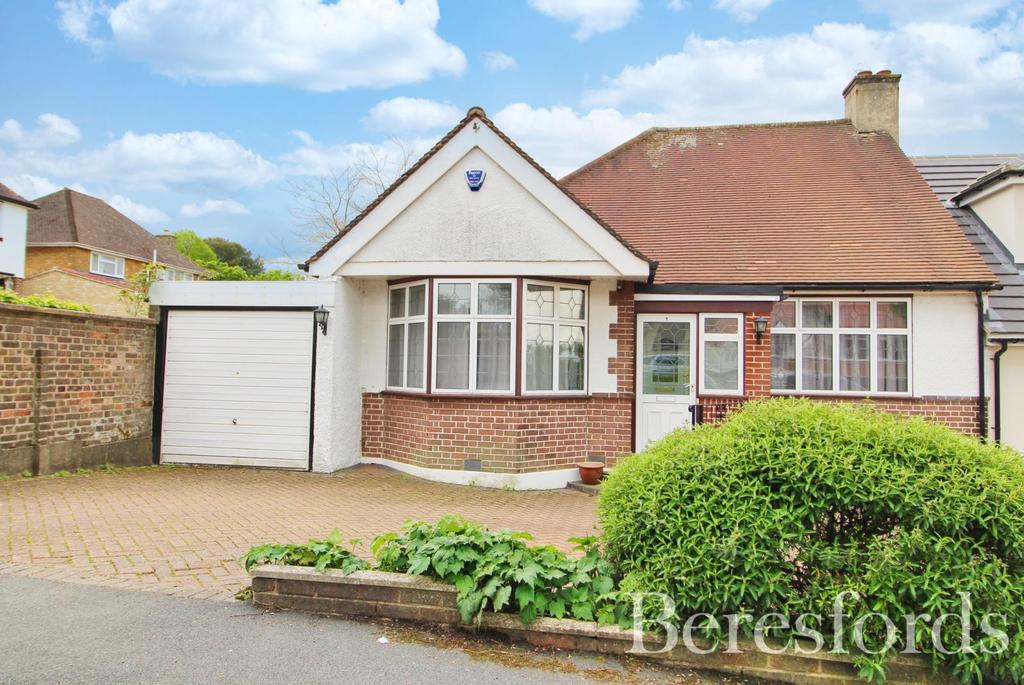 Spenser Crescent, Upminster, RM14 2 bed bungalow £650,000