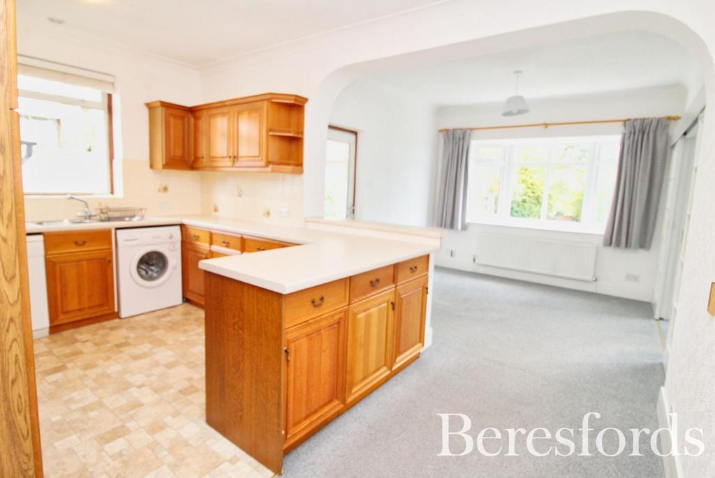 Spenser Crescent, Upminster, RM14 2 bed bungalow £650,000