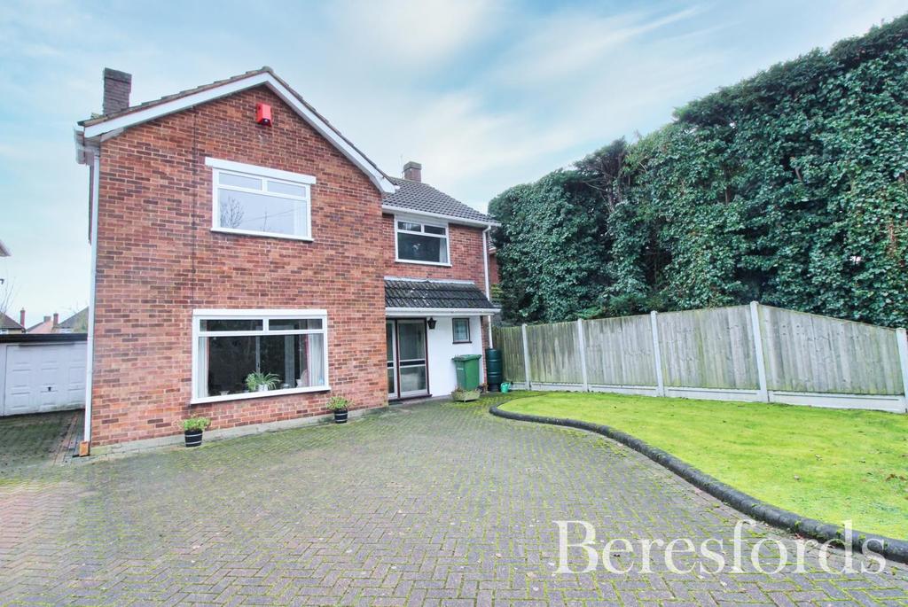 Hall Lane, Upminster, RM14 4 bed detached house £750,000