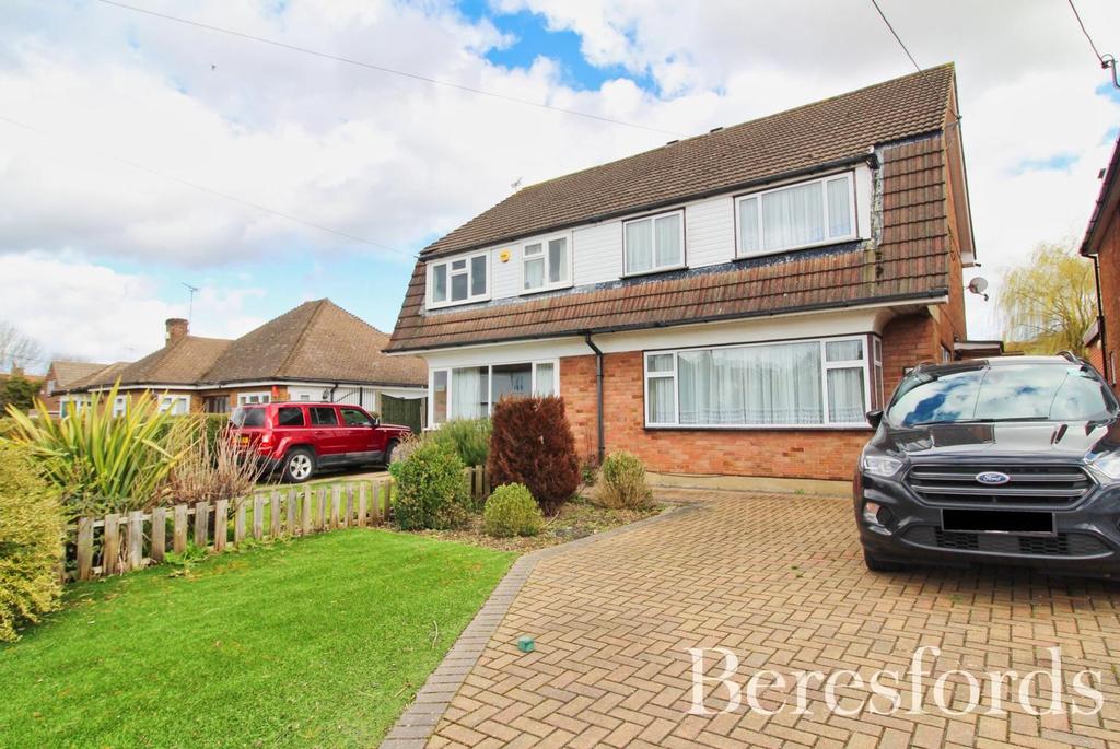 Front Lane, Upminster, RM14 3 bed semidetached house £400,000