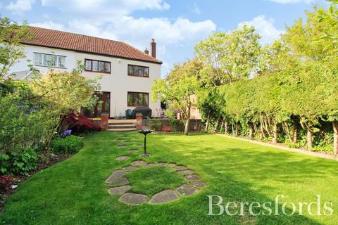 100 Deyncourt Gardens, Upminster, RM14 1DQ