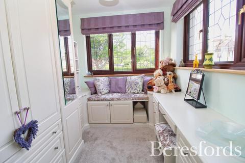 100 Deyncourt Gardens, Upminster, RM14 1DQ