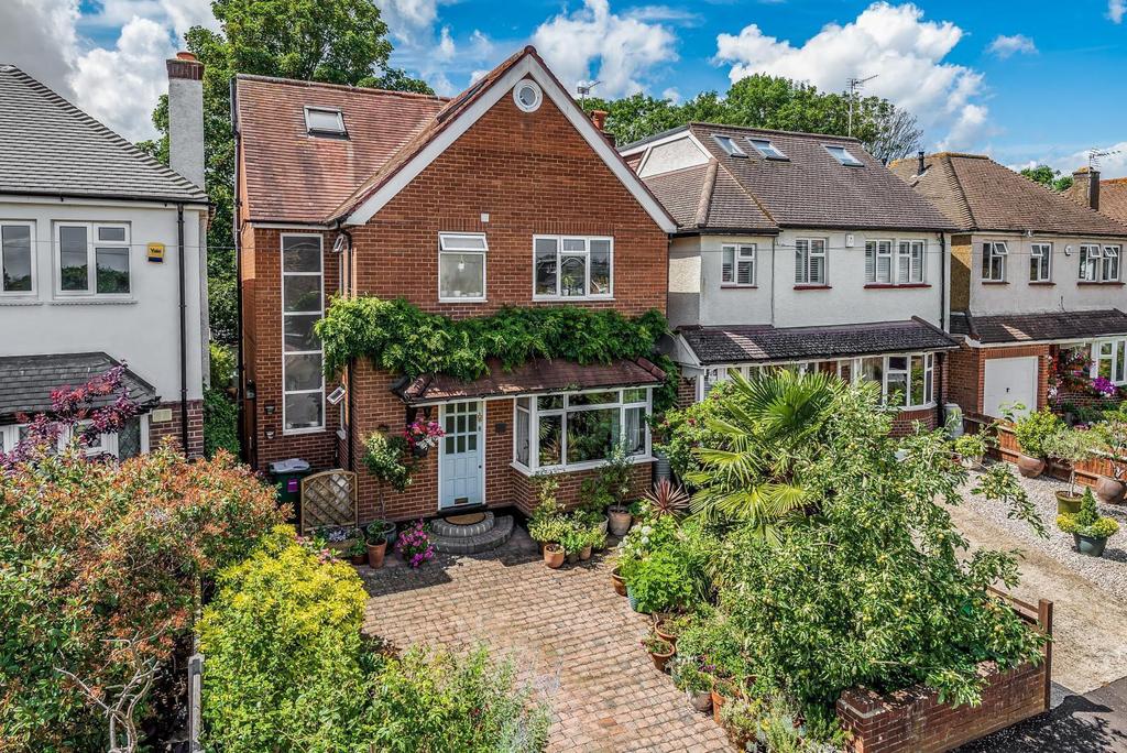 Sunnyside Road, Teddington, TW11 4 bed detached house £1,100,000