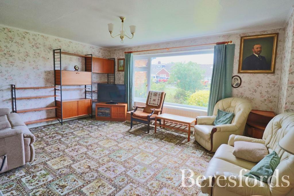 Mayfield Road, Writtle, CM1 3 bed semidetached house £500,000