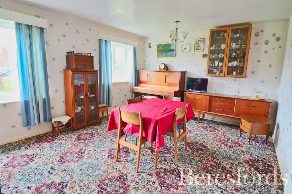 Mayfield Road, Writtle, CM1 3 bed semidetached house £500,000