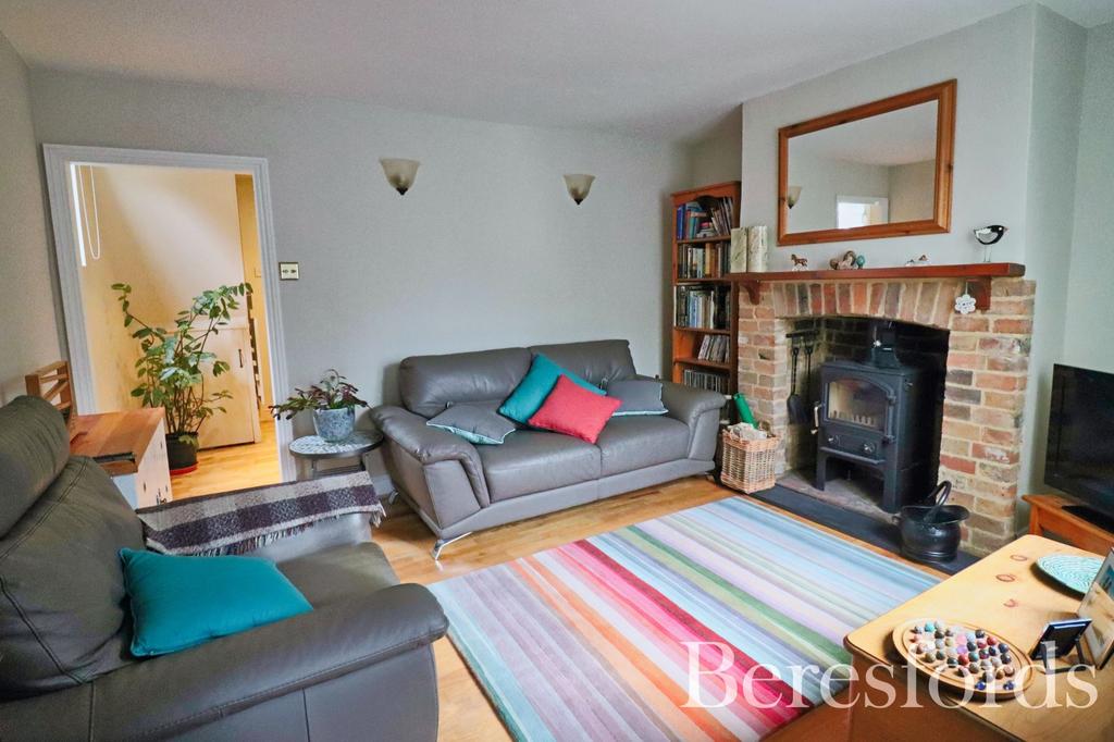 Back Road, Writtle, CM1 2 bed semidetached house £330,000
