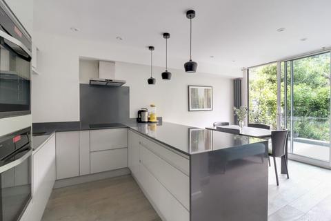 88 Munster Road, Teddington, TW11 9LW