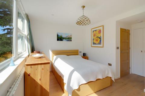 88 Munster Road, Teddington, TW11 9LW