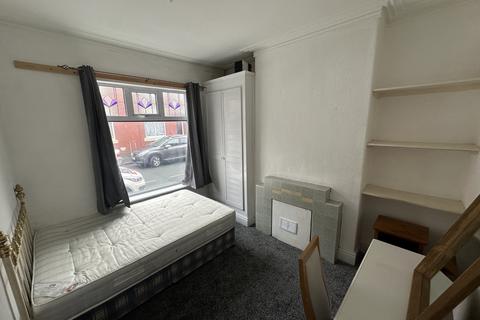 3 bedroom terraced house to rent, Eston Street, Victoria Park, Manchester. M13 0FF