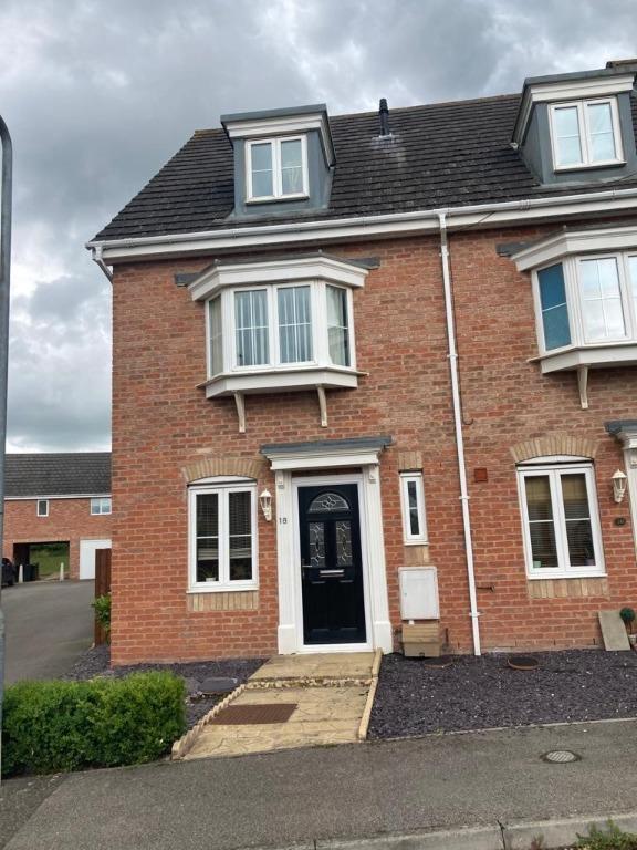Penrhyn Close, Oakley Vale, Corby, NN18 3 bed end of terrace house £