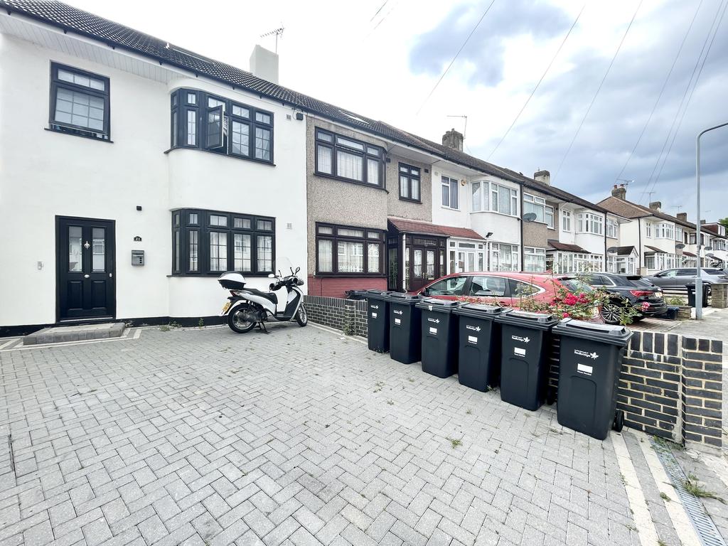 Ascot Close, Hainault IG6 Studio £695 pcm (£160 pw)