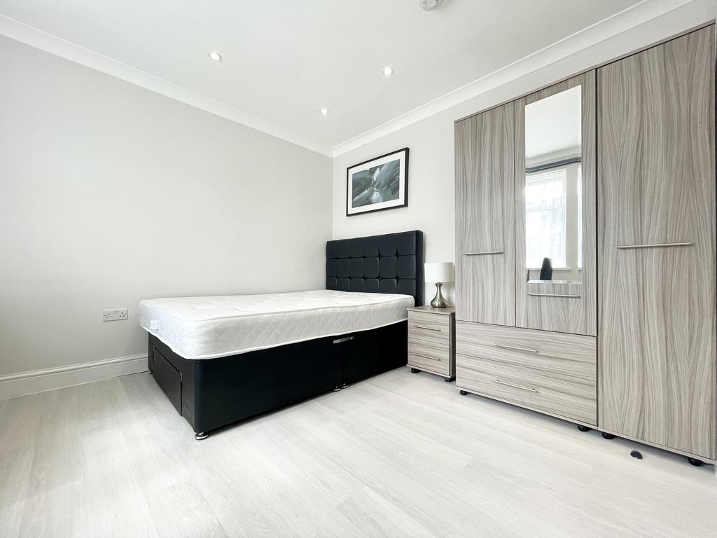 Ascot Close, Hainault IG6 Studio £695 pcm (£160 pw)